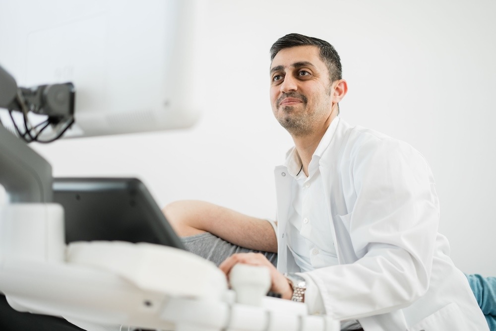 Kardiologe Dr. med. Al-Terki bei der Herzultraschall-Untersuchung in Düsseldorf
