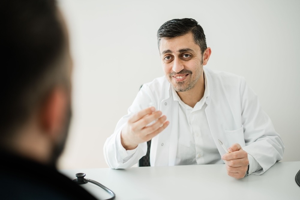 Beratungsgespräch beim Kardiologen in Düsseldorf Kardiologe Dr. med. Al-Terki im Beratungsgespräch mit einem Privatpatienten in Düsseldorf